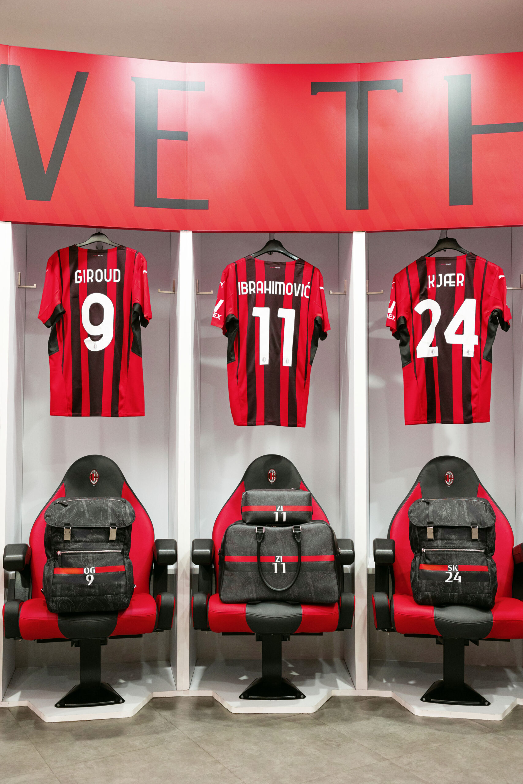 ETRO È ANCORA OFFICIAL TRAVEL ACCESSORIES SUPPLIER DI AC MILAN