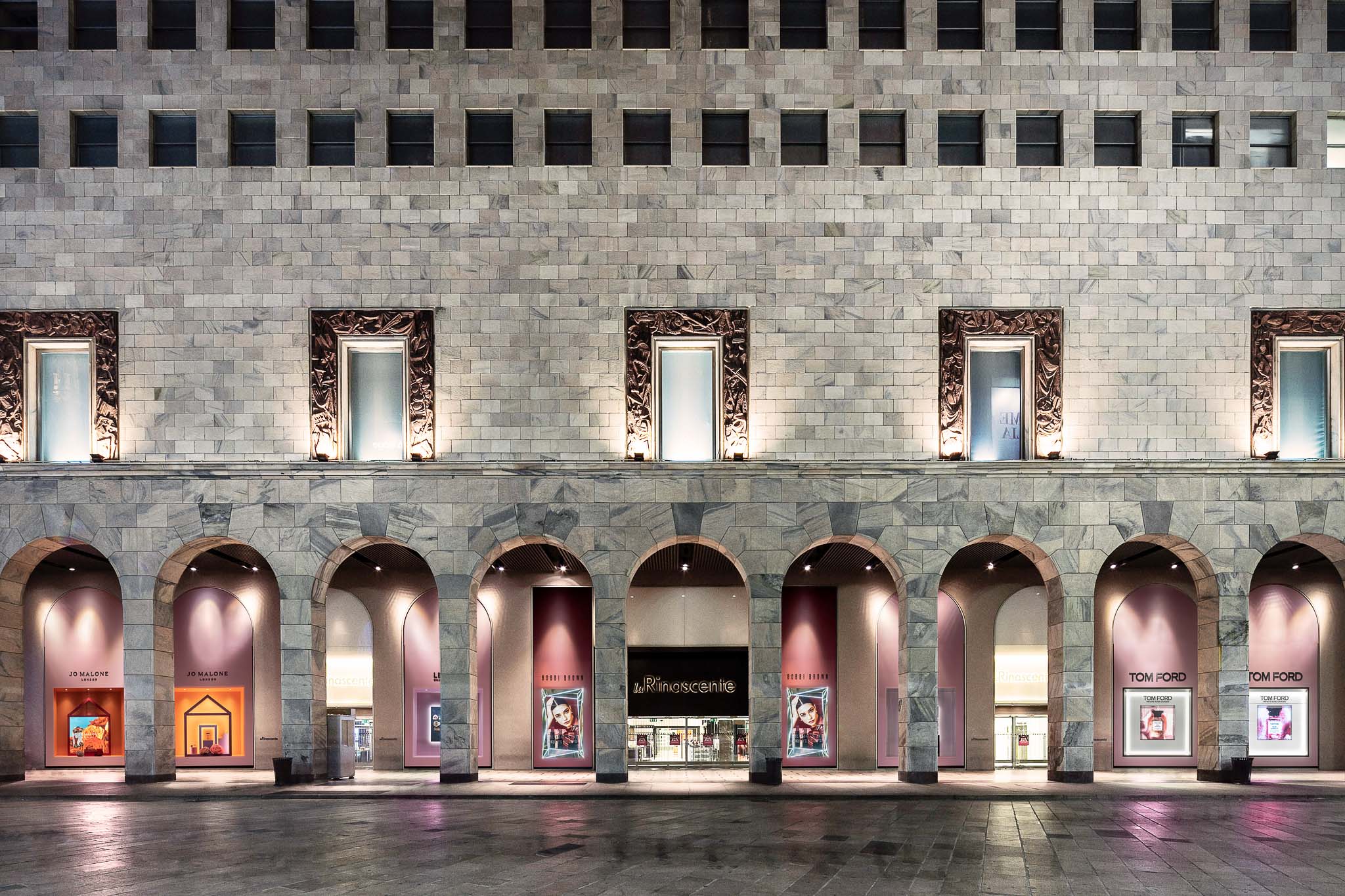 LA ROSA PROTAGONISTA DELLE VETRINE DE LA RINASCENTE DUOMO DI MILANO